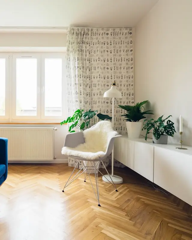 Helles, wohnliches Zimmer mit Parkett und Sofa